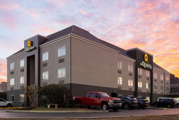 La Quinta Inn & Suites by Wyndham Knoxville Airport image 1