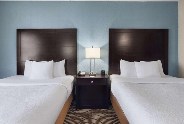 La Quinta Inn & Suites by Wyndham Knoxville Airport image 18