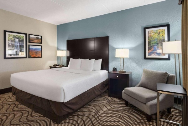 La Quinta Inn & Suites by Wyndham Knoxville Airport image 21