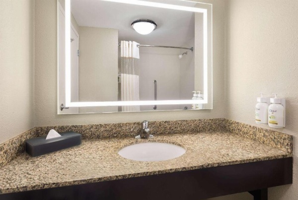 La Quinta Inn & Suites by Wyndham Knoxville Airport image 22