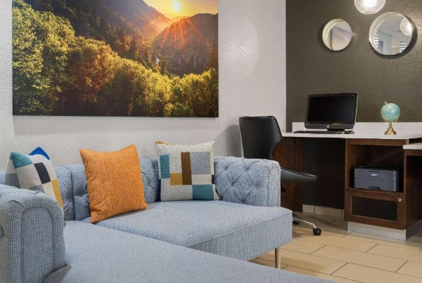 La Quinta Inn & Suites by Wyndham Knoxville Airport image 30