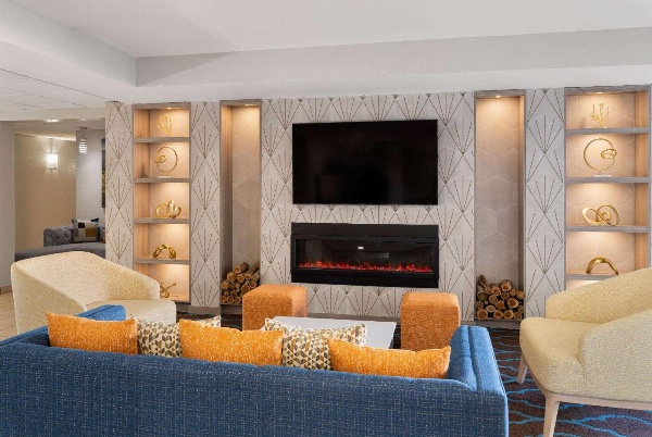 La Quinta Inn & Suites by Wyndham Knoxville Airport image 5