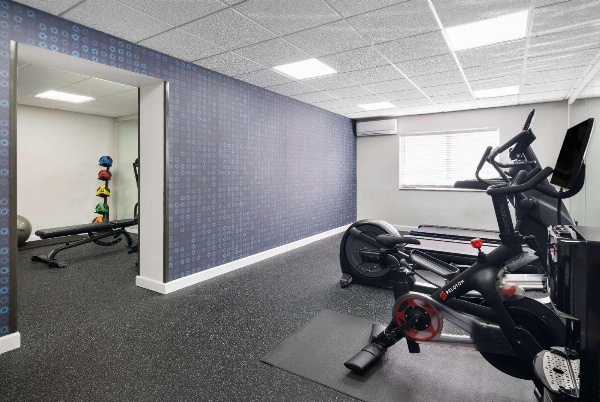 La Quinta Inn & Suites by Wyndham Knoxville Airport image 7